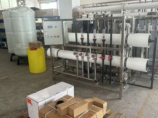 Хорошая цена 5000 ppm Нержавеющая сталь / PVC Коммерческая система обратного осмоса для муниципальной или скважинной воды онлайн